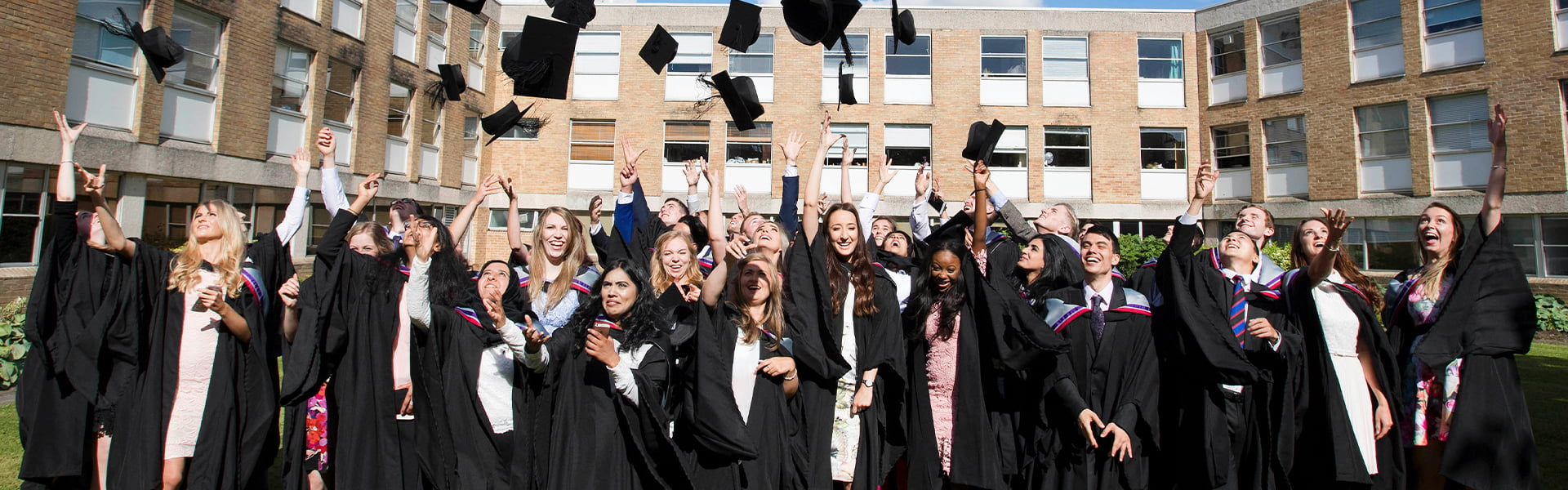 A graduating cohort of students at Ҵúmv